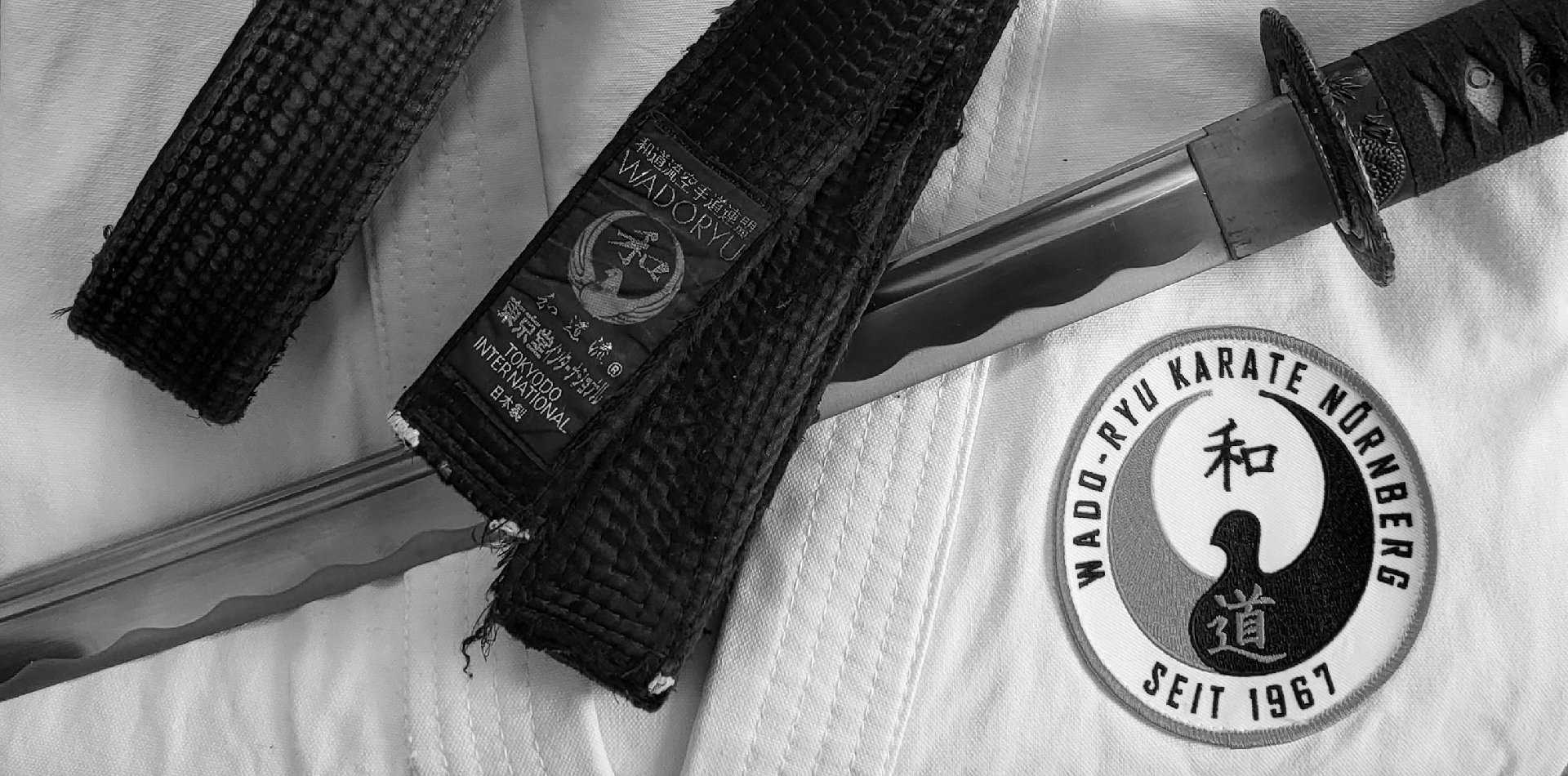 Wado-Ryu Karate-Gi mit Logo Gürtel und Schwert
